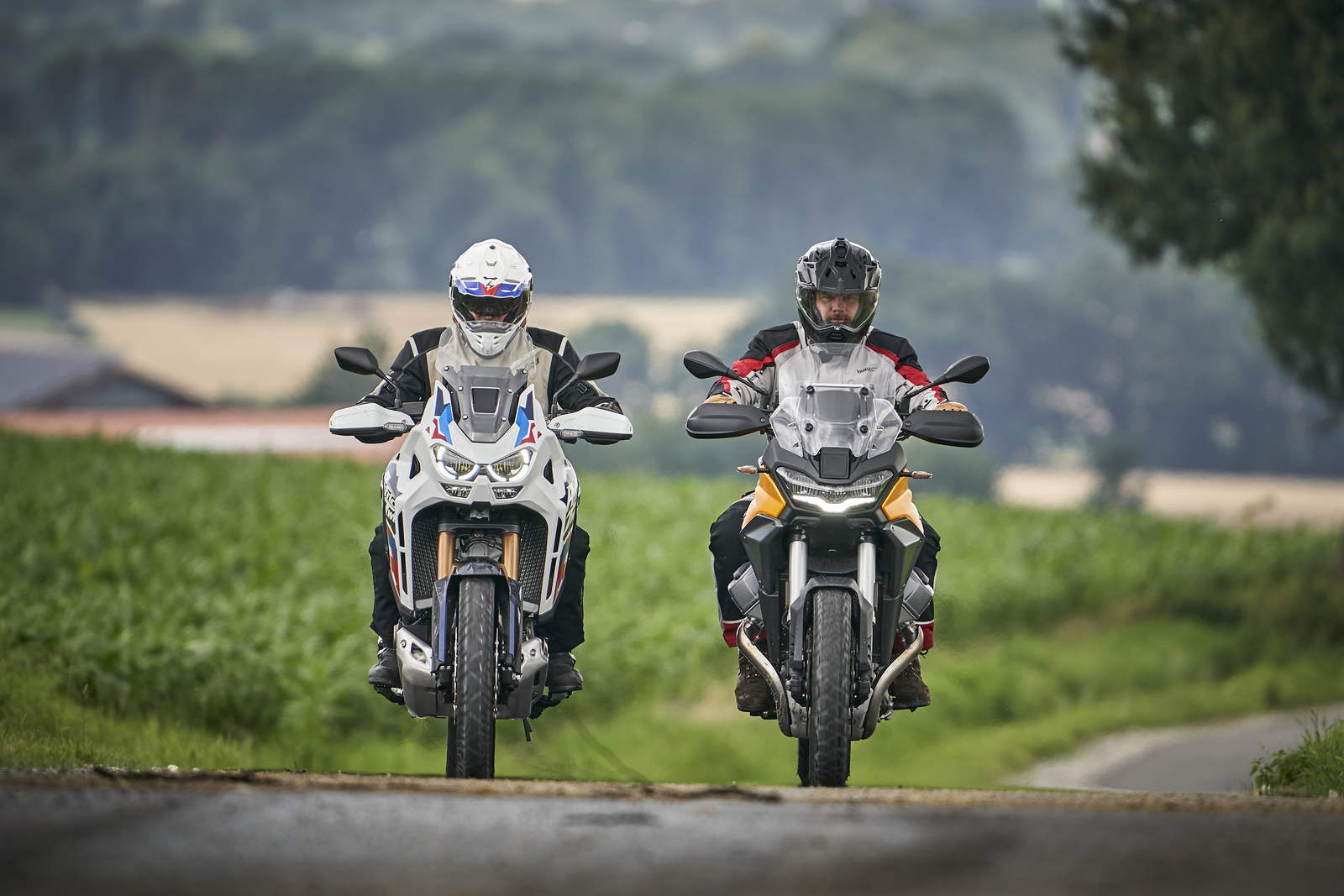 Honda Africa Twin CRF 1100 vs Moto Guzzi Stelvio